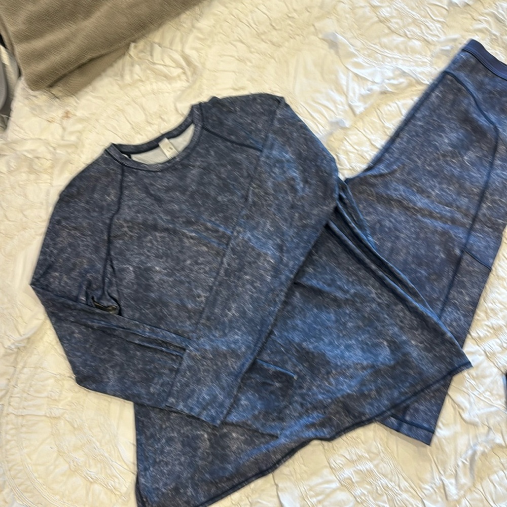 Lululemon rash guard and matching below knee length swim pants, size large
